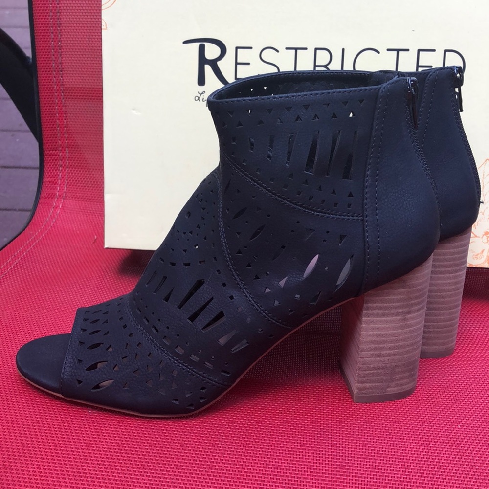 Restricted JAY JAY Black Booties